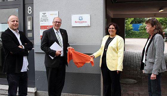 Foto Robert Noetzel (startHAUS), Sozialminister Stefan Grüttner, Claudia Baghdadi (startHAUS), Andrea Egerer (startHAUS)